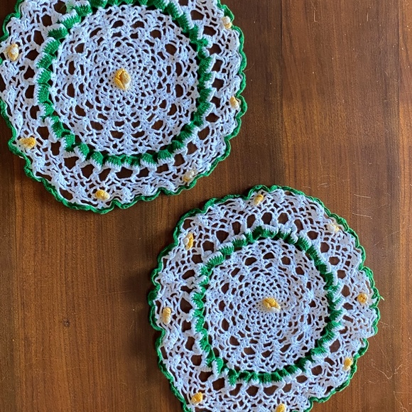 VINTAGE SALE!  Set of 2 crocheted doilies, VG vintage condition, 12" diameter - Picture 2 of 2